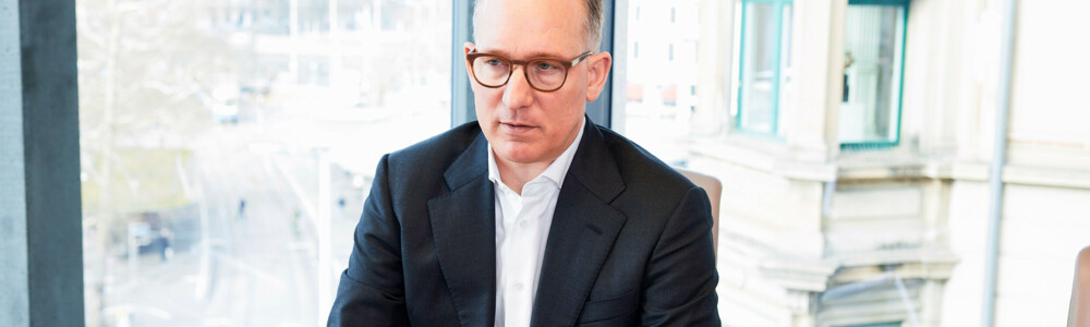 Unser Healthcare-Experte Marcel Fritsch spricht im e-fundresearch-Interview über Chancen und aktuelle Unsicherheiten im Gesundheitssektor und den Einfluss von Künstlicher Intelligenz auf die Medikamentenentwicklung.