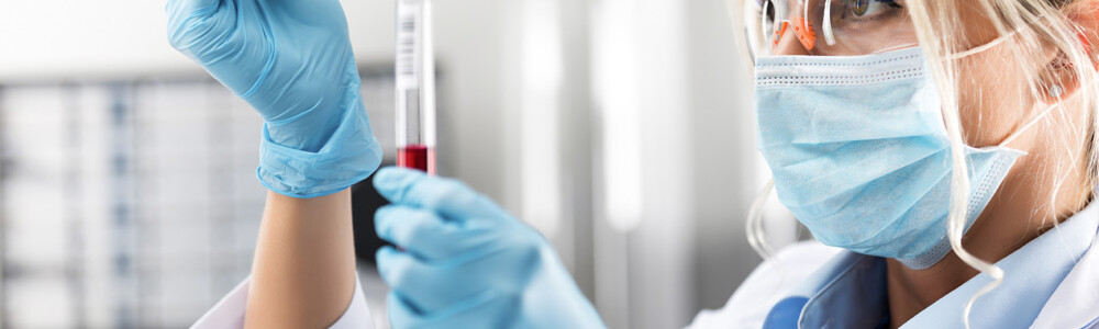 Eine Reihe bedeutender Übernahmen und medizinischer Innovationen ebnen den Weg für ein richtungsweisendes Jahr in der Gesundheitsbranche. Mit potenziellen Umsatzeinbussen von USD 250 Mrd. durch auslaufende Patente stehen Biopharma-Riesen unter Druck, sich neue vielversprechende Assets zu sichern, während Medizintechnikunternehmen gezielt wachstumsstarke Marktteilnehmer aufkaufen. Gleichzeitig kommen wegweisende Medikamente gegen Fettleibigkeit, die nächste Generation der robotergestützten Chirurgie sowie nicht-opioide Schmerztherapien auf den Markt und sorgen für zusätzlichen Schwung. 2025 verspricht ein spannendes Jahr für Anleger zu werden.